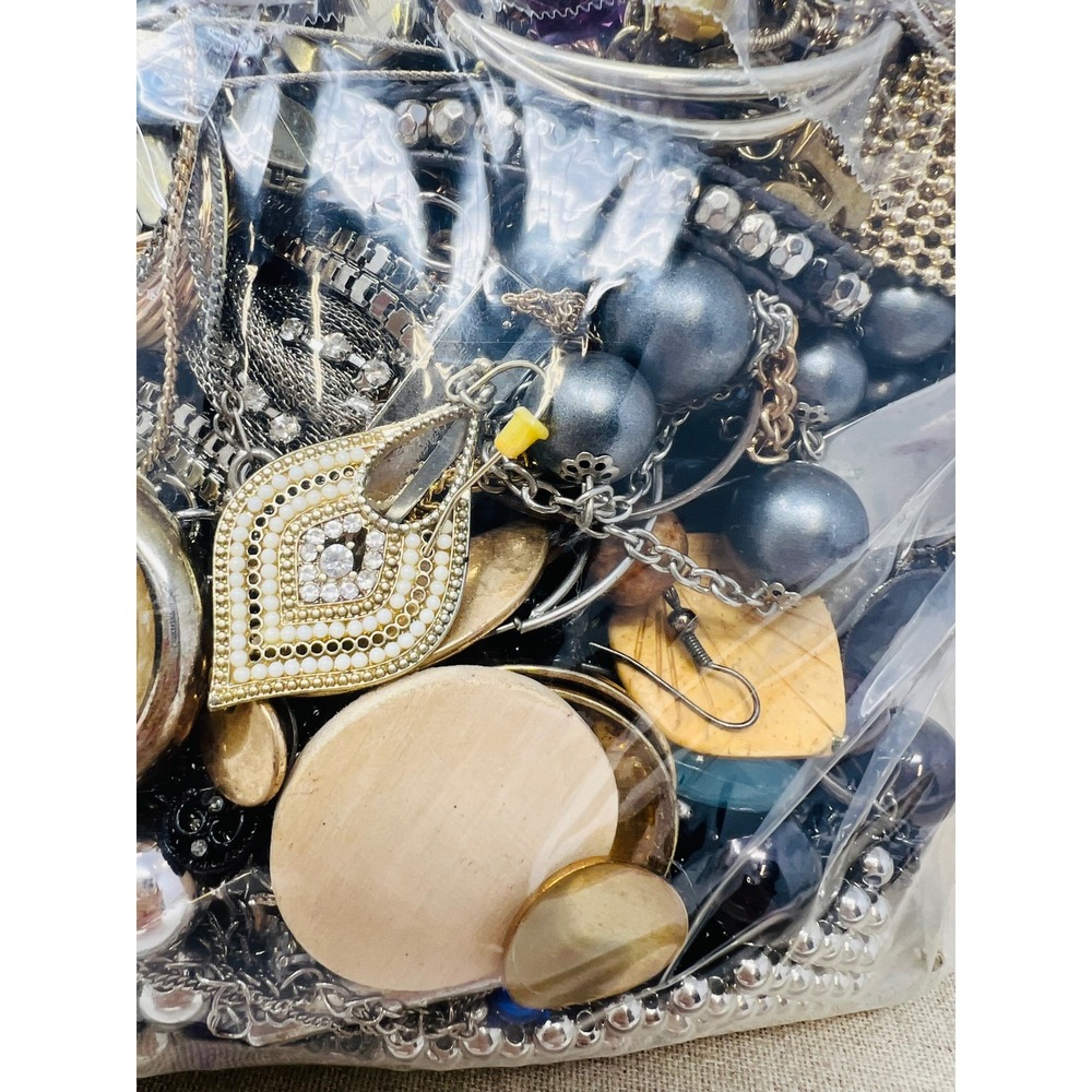 Vintage & Modern Gold & Silver Tone Mixed Metal Scrap/Wearable Jewelry Lot 8lbs - Picture 4 of 16